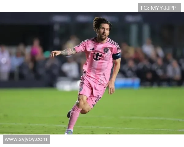 足球明星背影穿粉色衣服展现独特魅力引发球迷热议